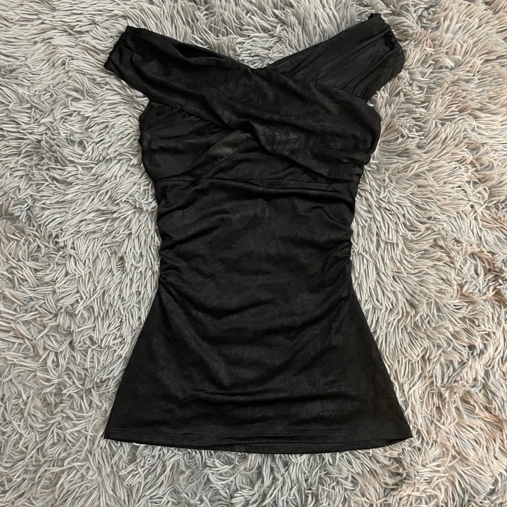 NWT Guess Women’s Creased Off-Shoulder Top in black color